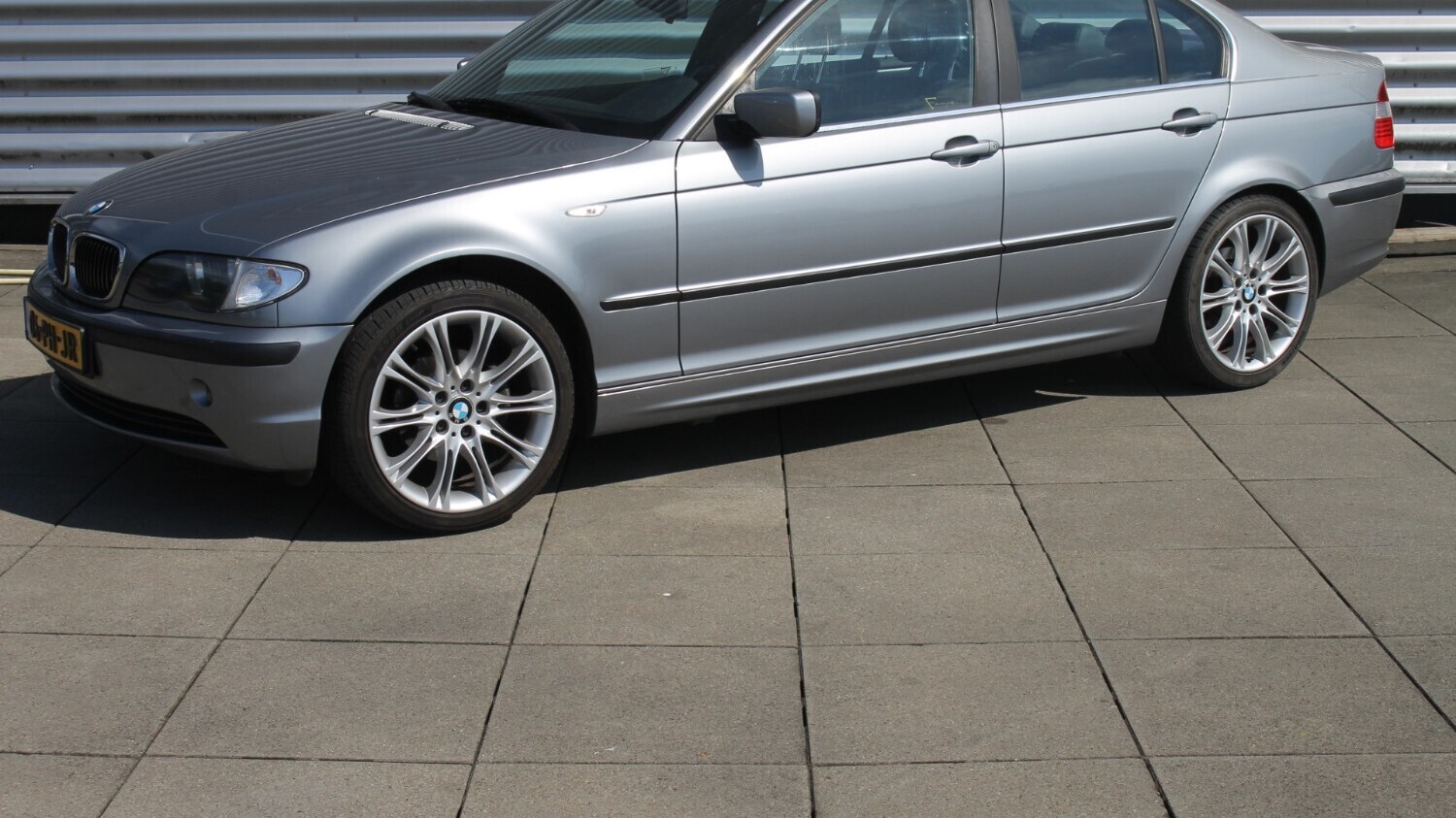 BMW 3-serie Sedan 2004 06-PH-JR 1