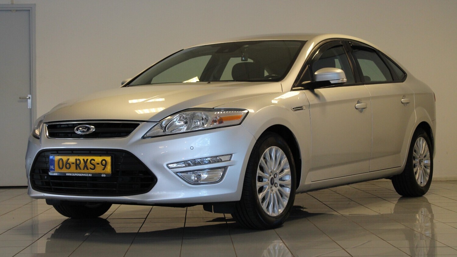 Ford Mondeo Hatchback 2011 06-RXS-9 1
