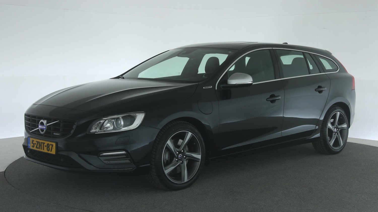 Volvo V60 Station 2015 5-ZHT-87 1