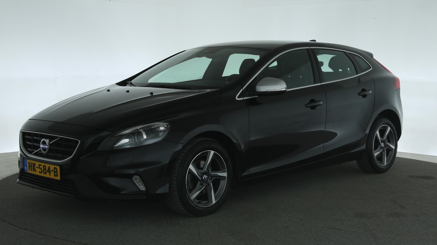 Volvo V40 Hatchback 2015 HK-584-B 1