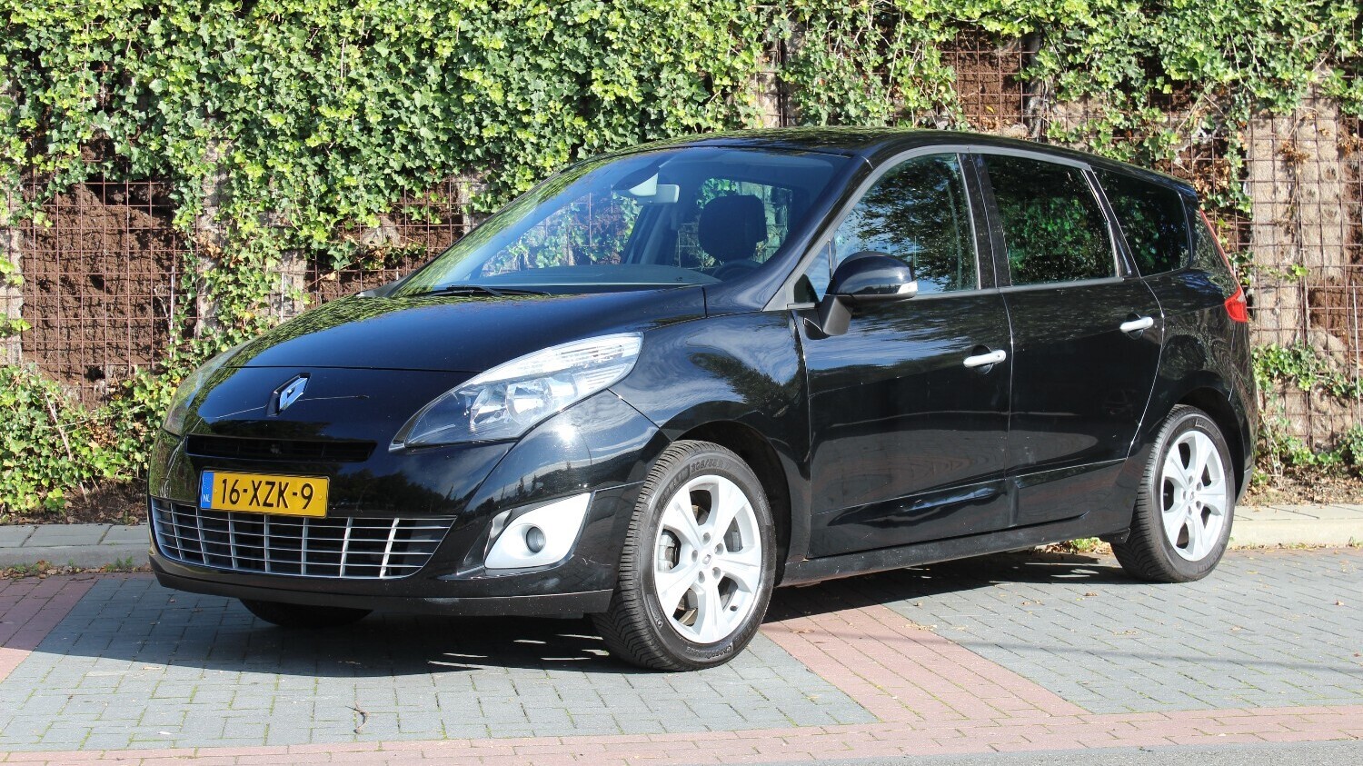 Renault Grand Scenic MPV 2011 16-XZK-9 1