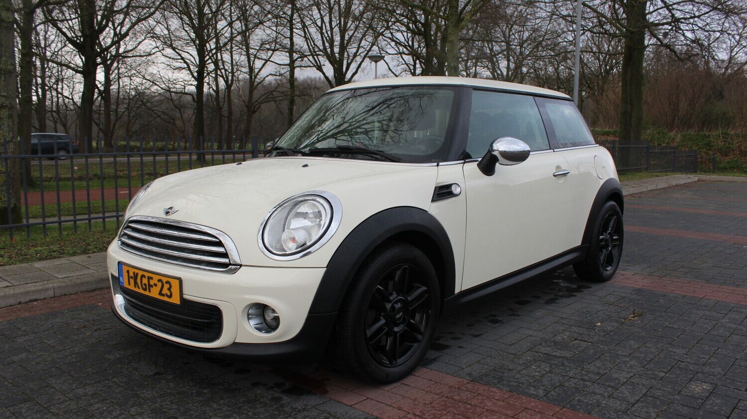 Mini One Hatchback 2013 1-KGF-23 1