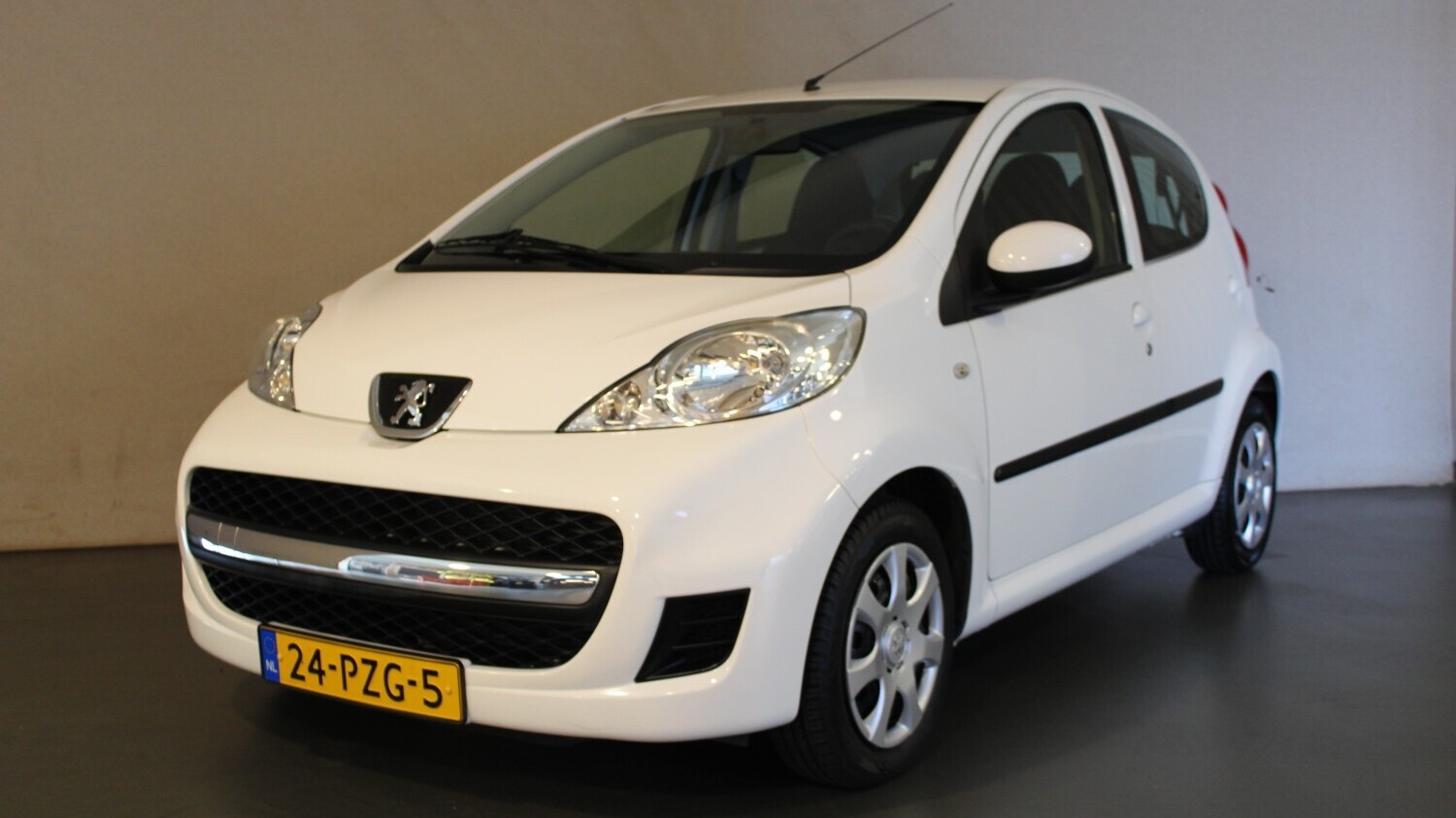 Peugeot 107 Hatchback 2011 24-PZG-5 1