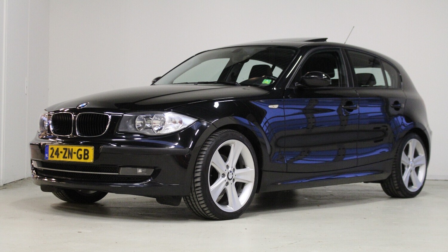 BMW 1-serie Hatchback 2007 24-ZN-GB 1