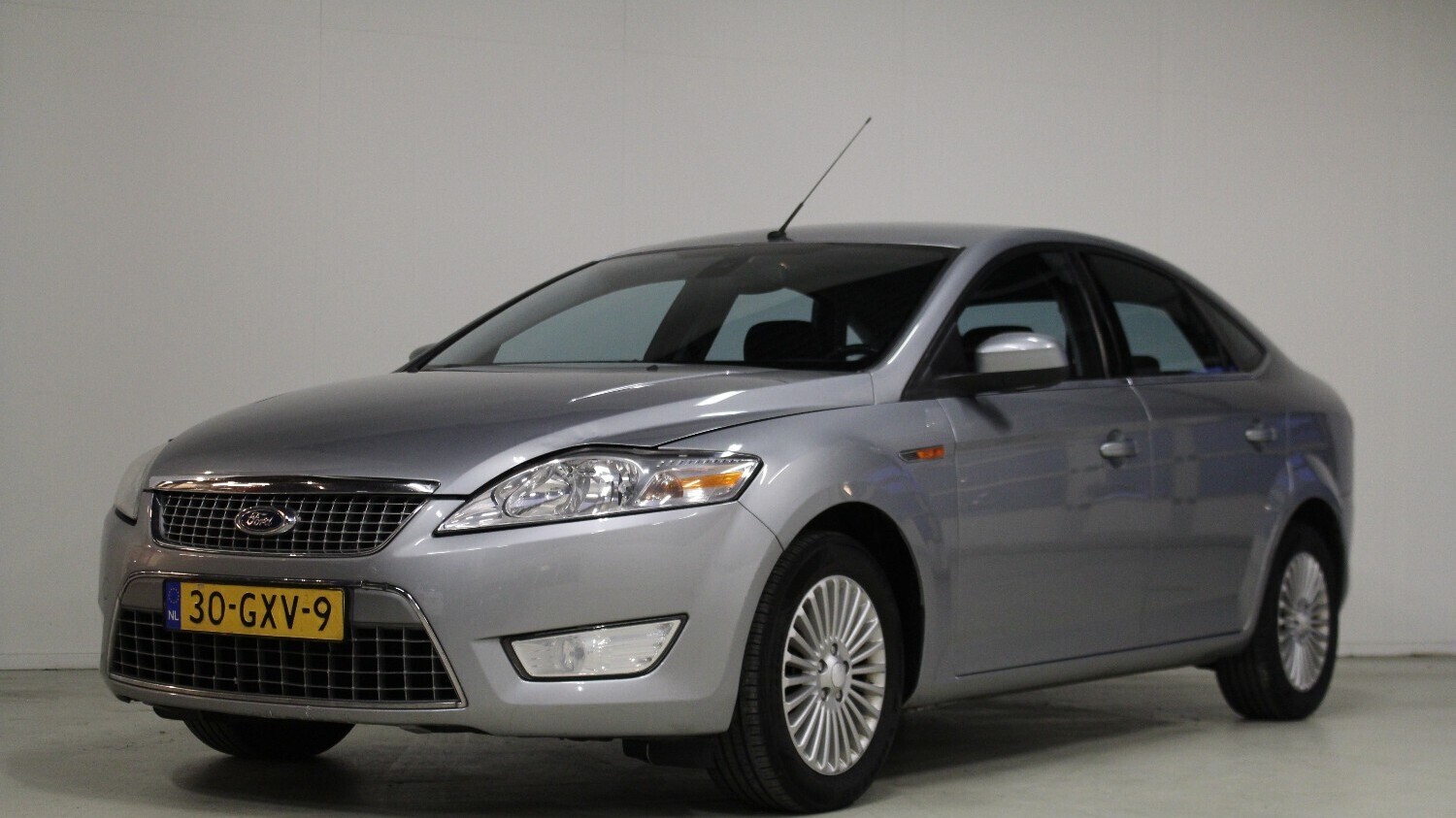 Ford Mondeo Hatchback 2008 30-GXV-9 1