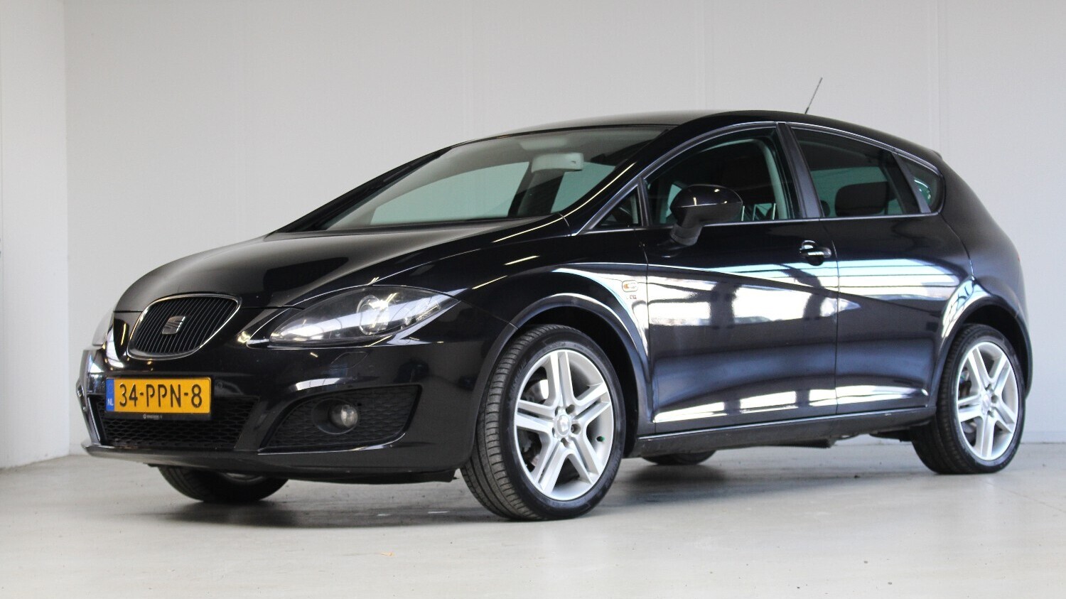 Seat Leon Hatchback 2011 34-PPN-8 1