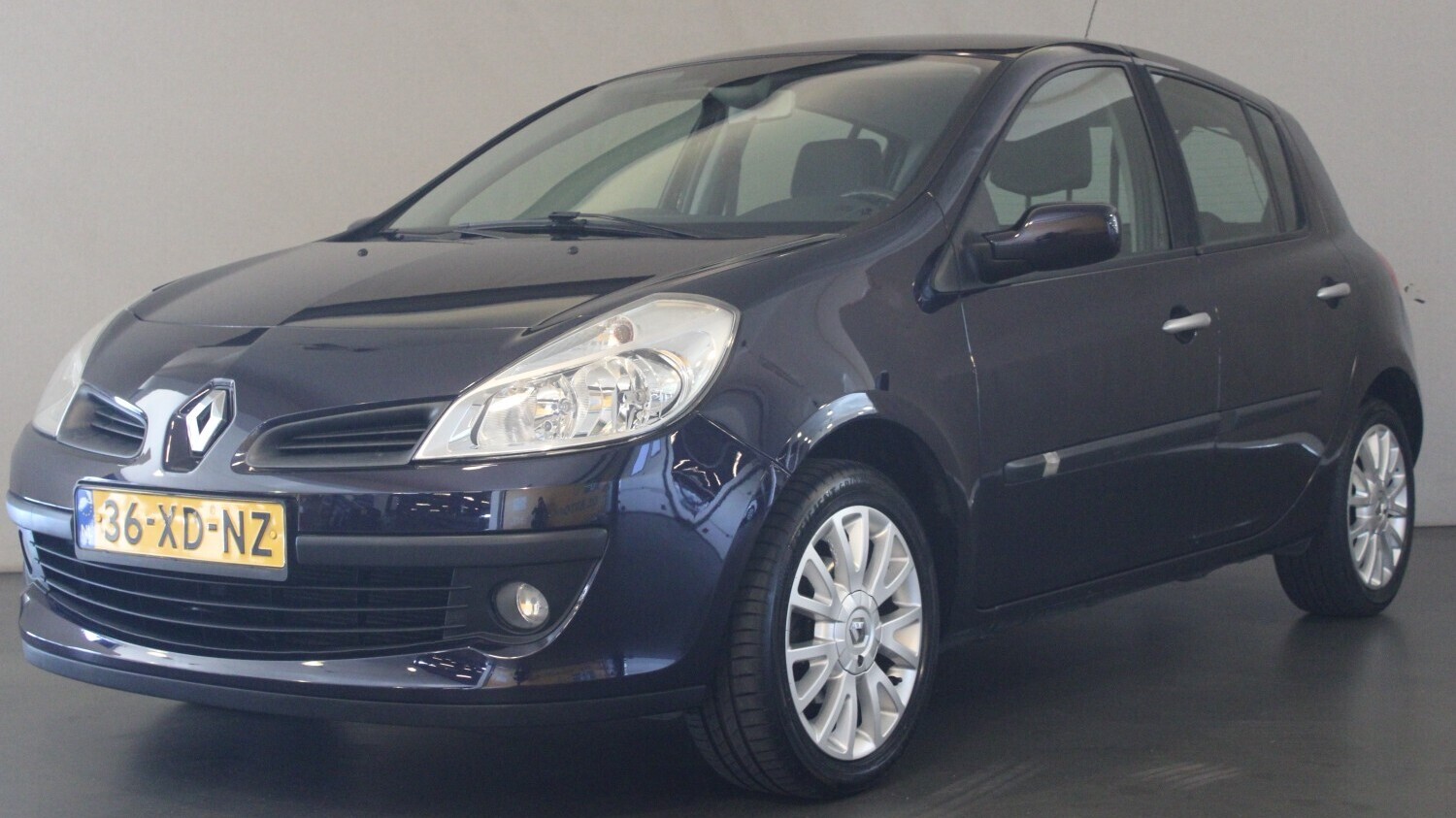 Renault Clio Hatchback 2007 36-XD-NZ 1