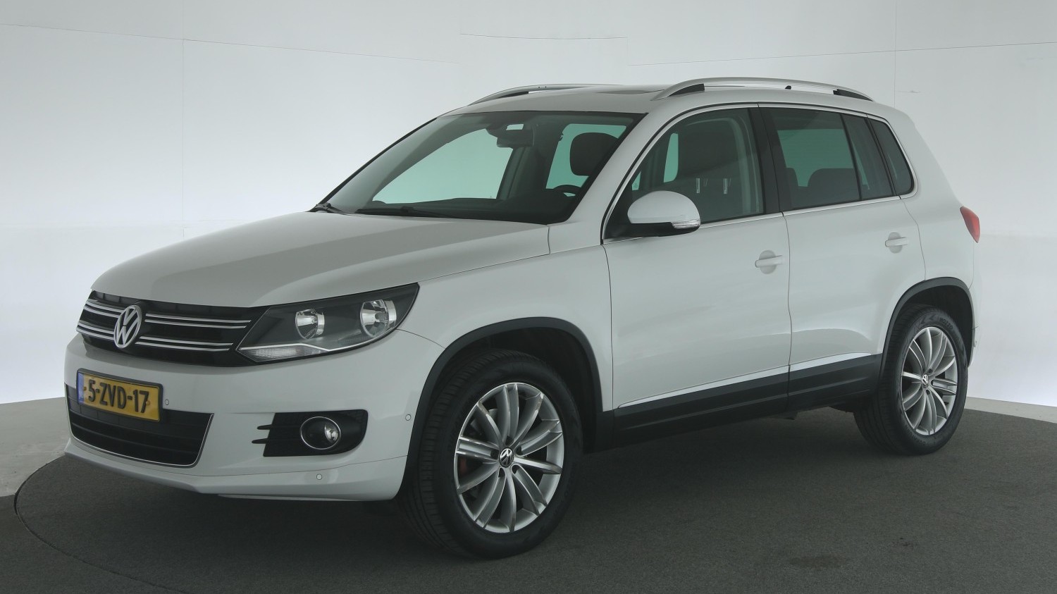 Volkswagen Tiguan SUV / Terreinwagen 2011 5-ZVD-17 1