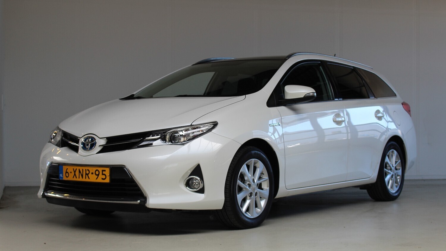 Toyota Auris Station 2014 6-XNR-95 1