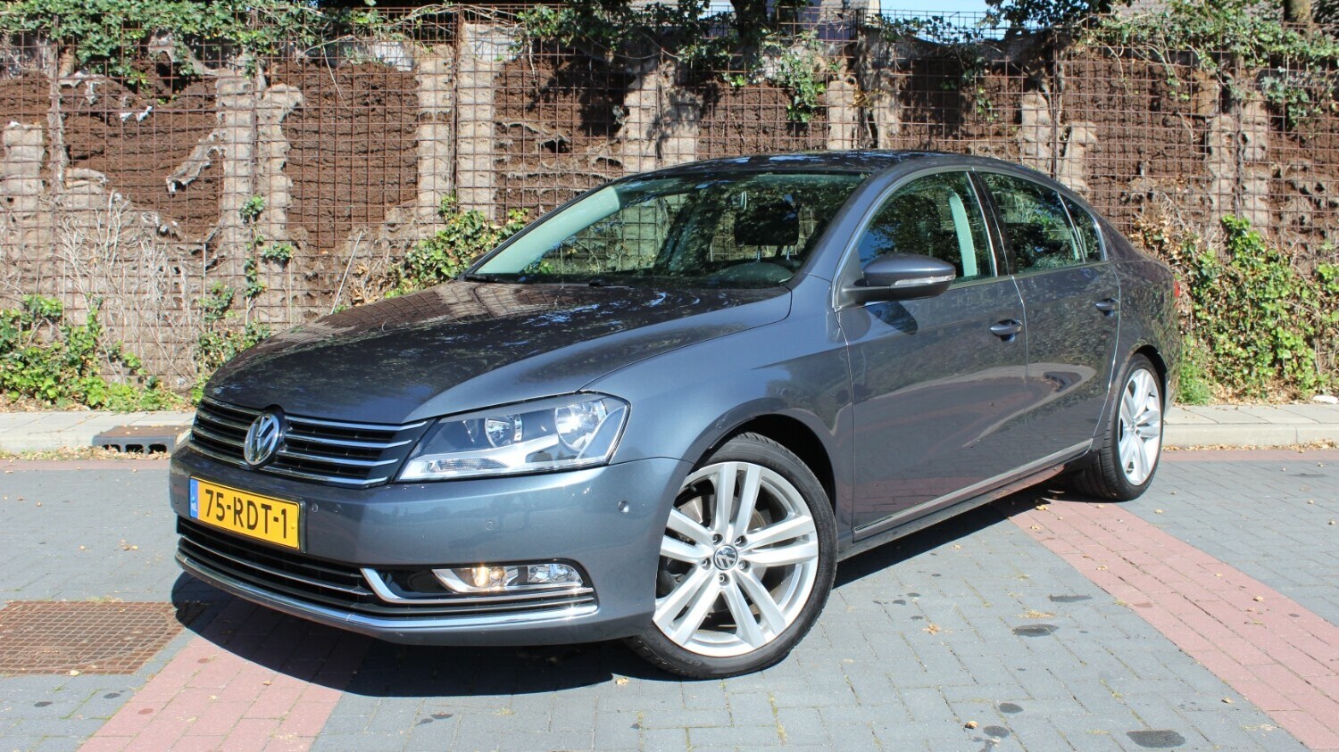 Volkswagen Passat Sedan 2011 75-RDT-1 1