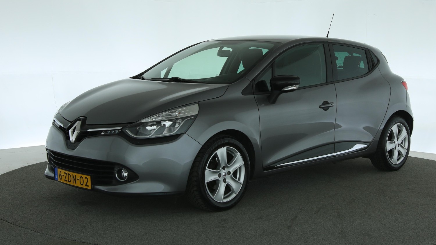 Renault Clio Hatchback 2015 6-ZDN-02 1