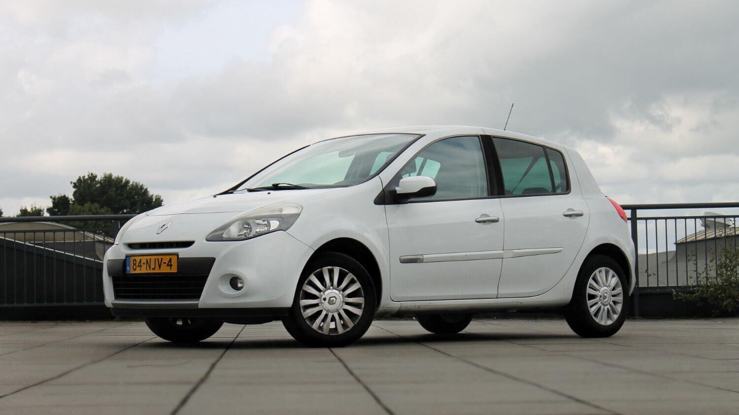 Renault Clio Hatchback 2010 84-NJV-4 1
