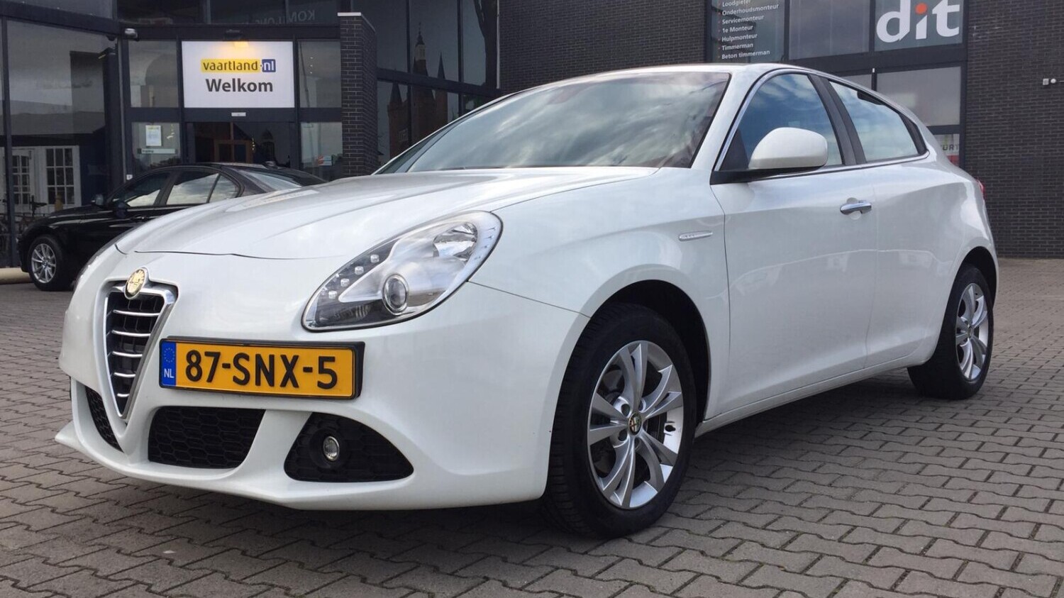 Alfa Romeo Giulietta Hatchback 2011 87-SNX-5 1