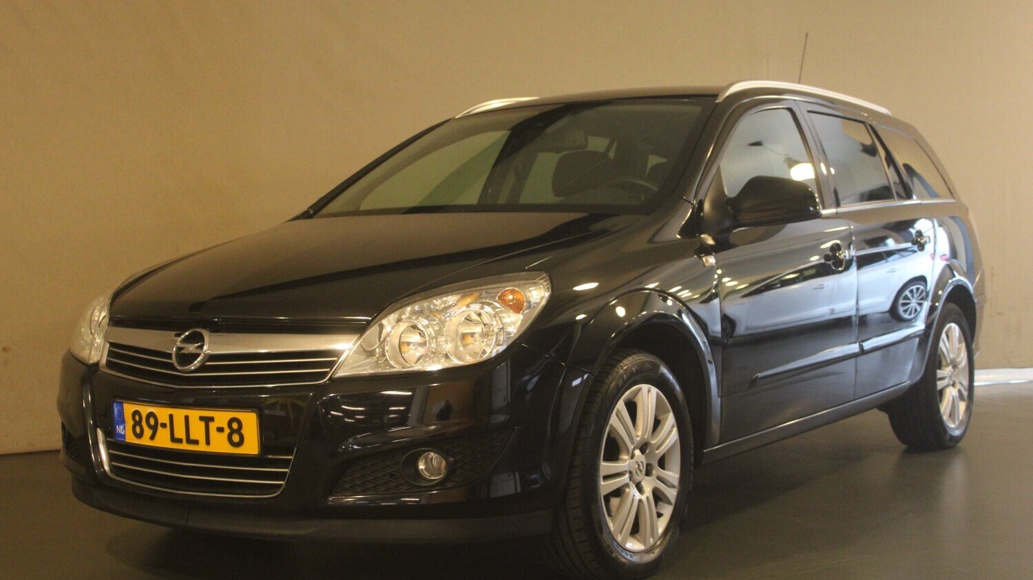 Opel Astra Station 2010 89-LLT-8 1