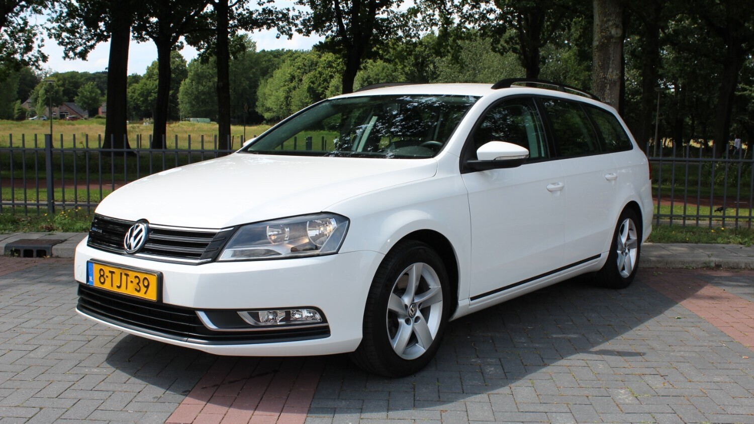 Volkswagen Passat Station 2014 8-TJT-39 1