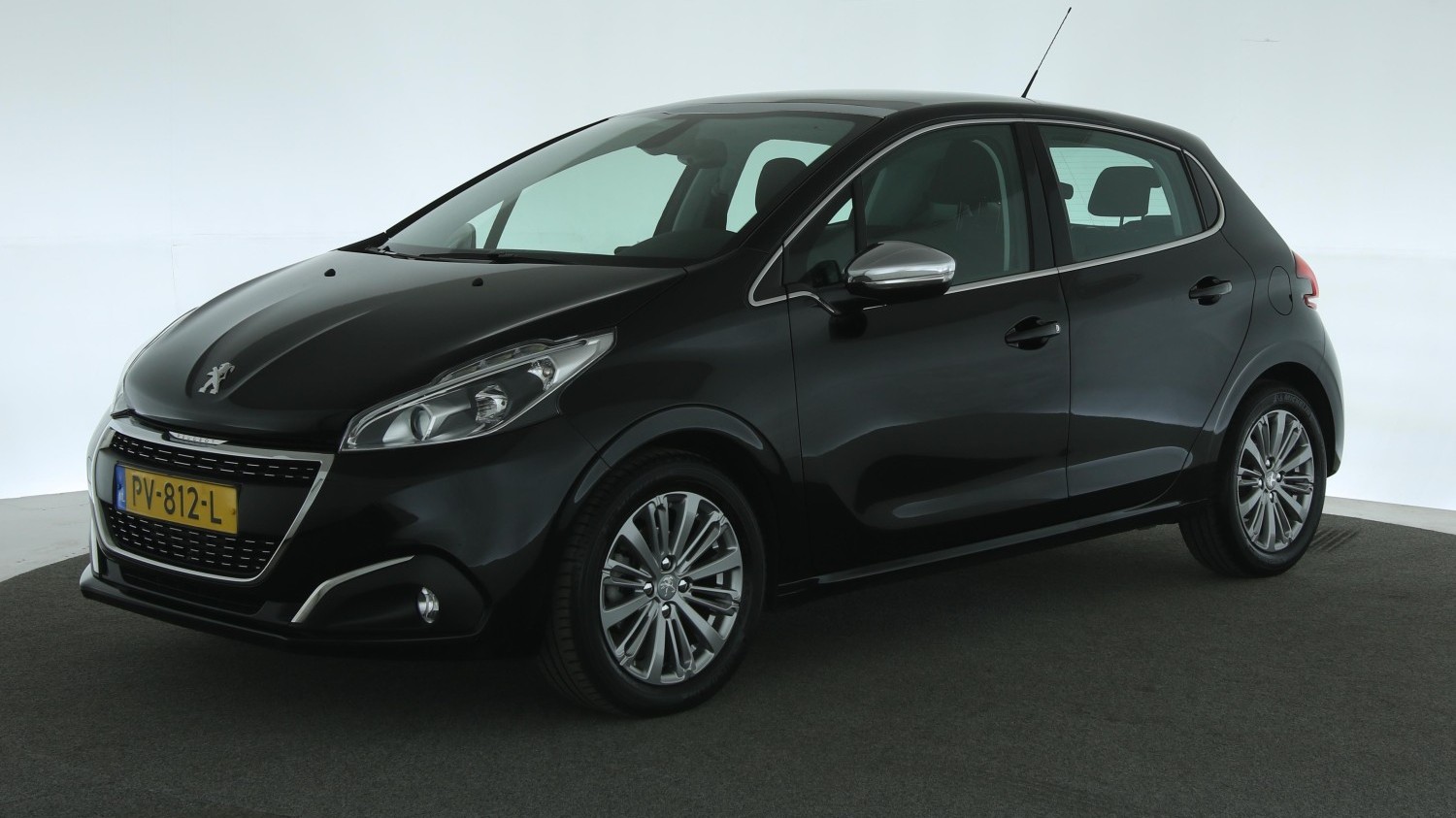 Peugeot 208 Hatchback 2017 PV-812-L 1