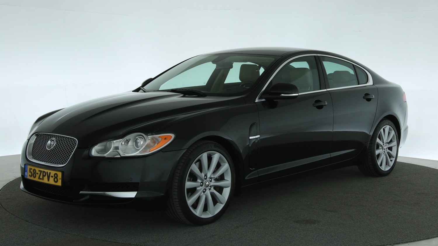 Jaguar XF Sedan 2013 58-ZPV-8 1