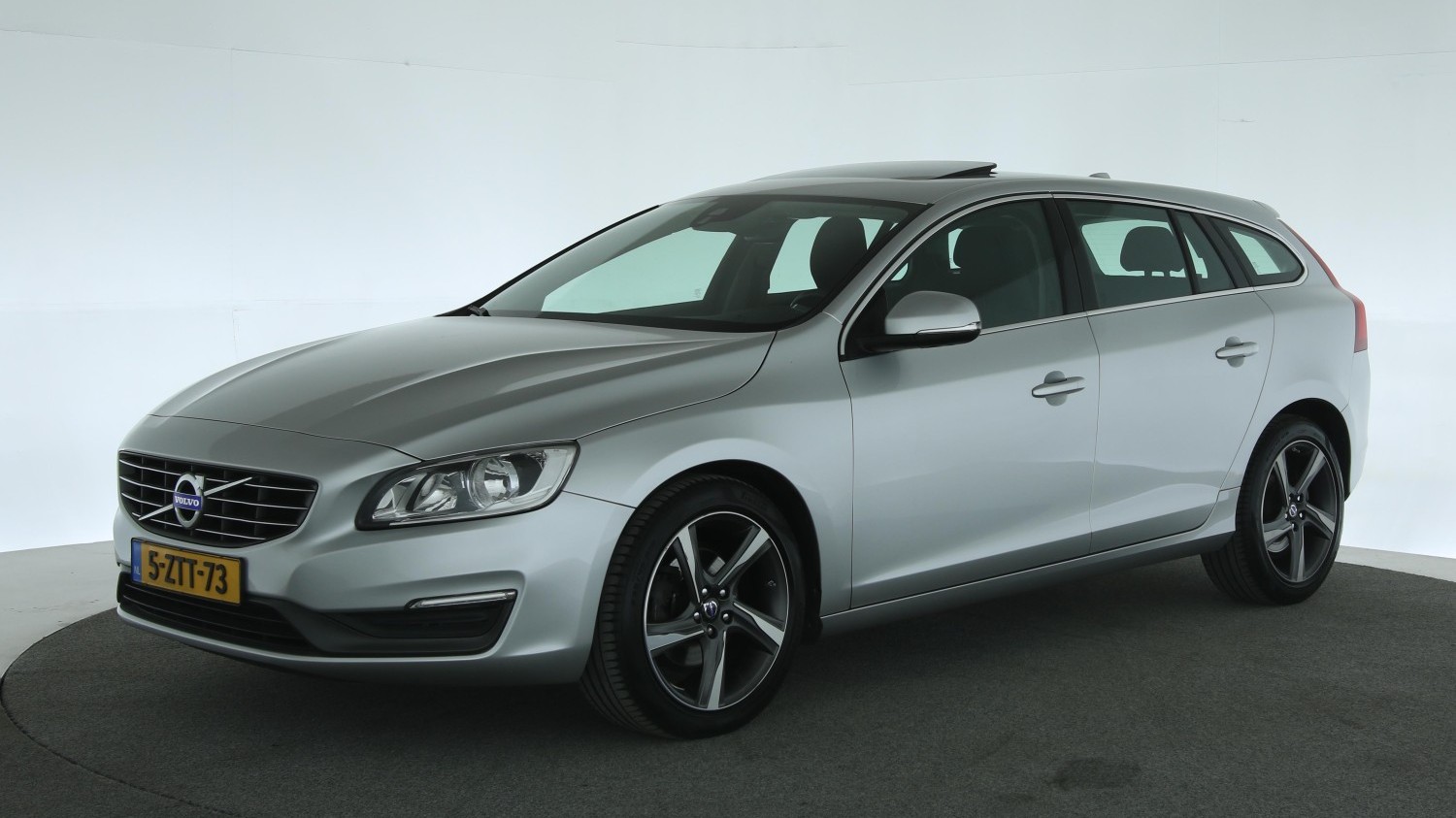 Volvo V60 Station 2015 5-ZTT-73 1