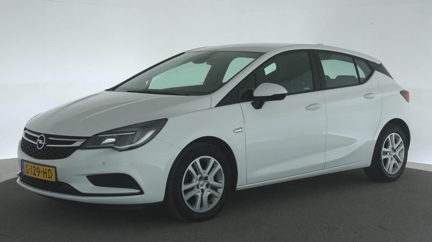 Opel Astra Hatchback 2017 G-129-HD 1