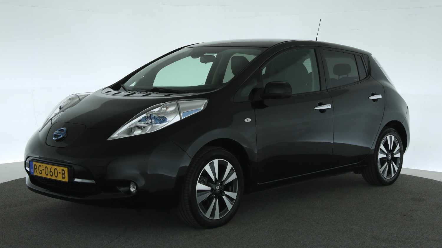 Nissan Leaf Hatchback 2017 RG-060-B 1