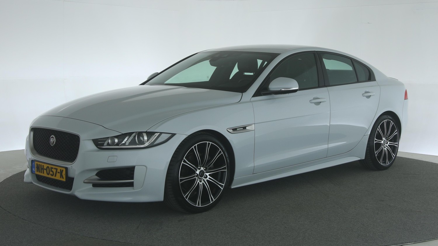 Jaguar XE Sedan 2017 NH-057-K 1