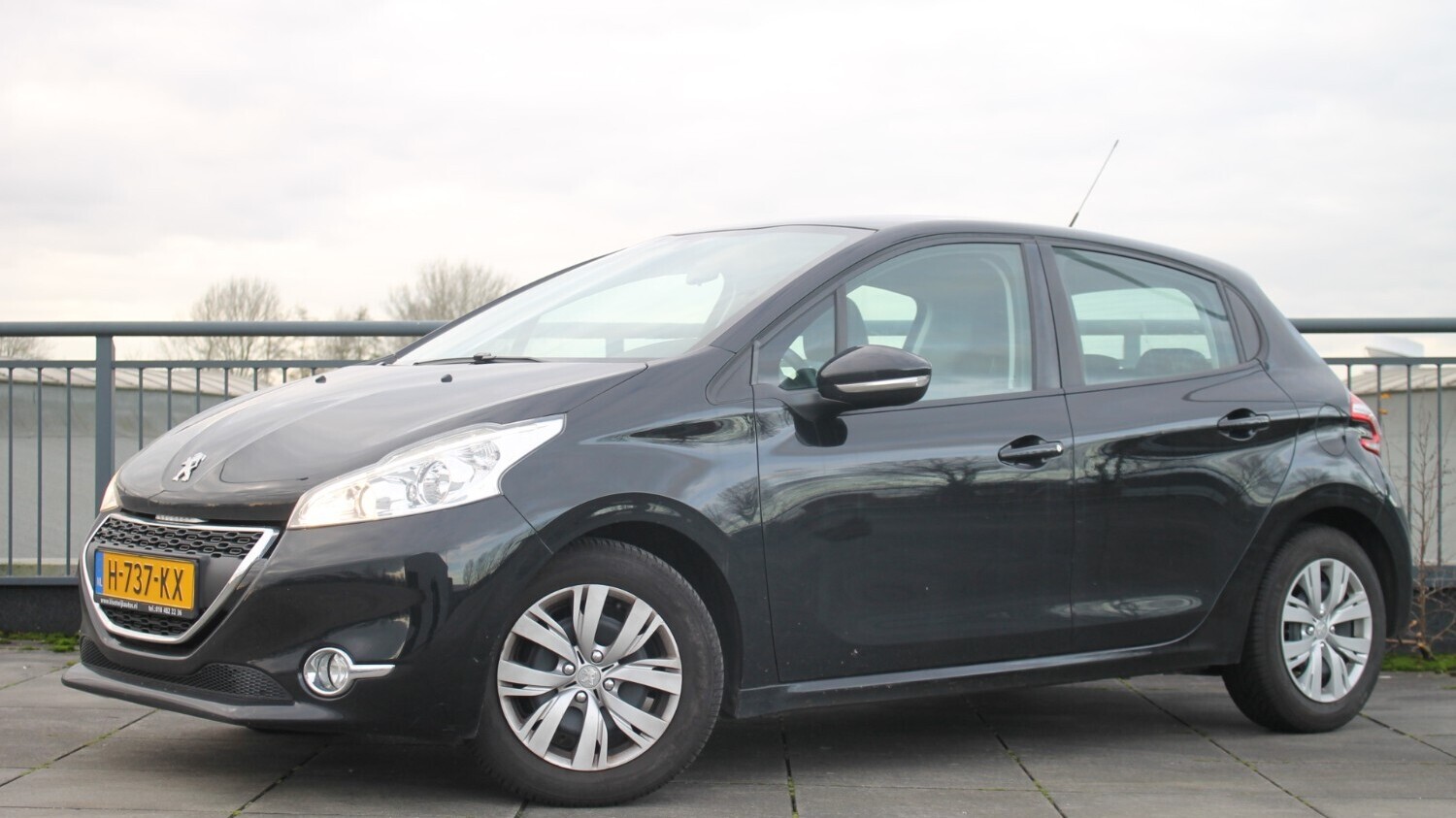 Peugeot 208 Hatchback 2012 H-737-KX 1