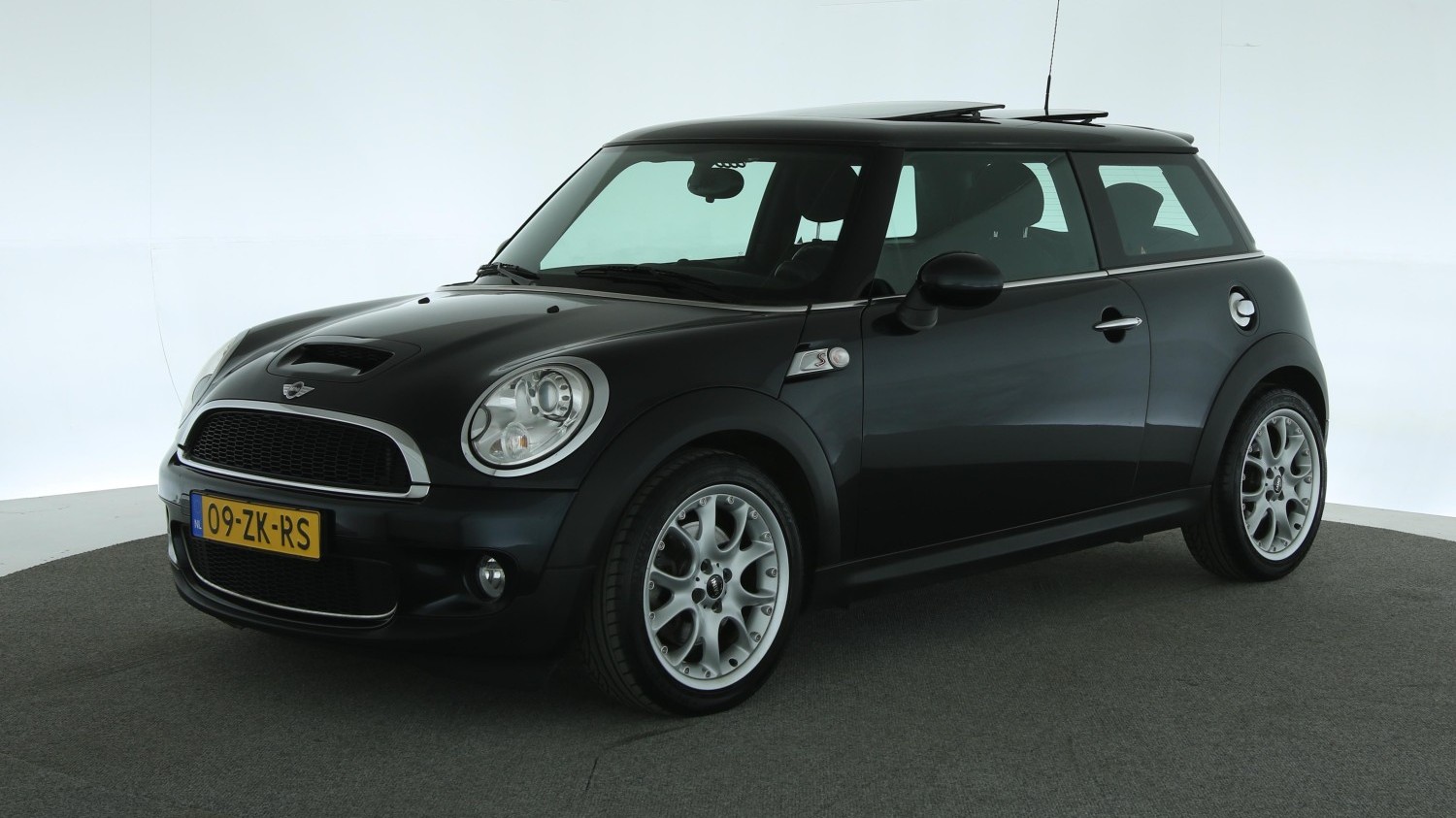 Mini Cooper S Hatchback 2008 09-ZK-RS 1
