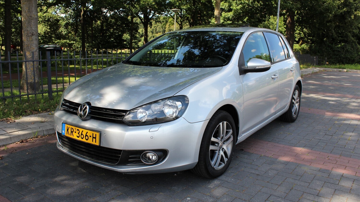 Volkswagen Golf Hatchback 2009 KR-366-H 1