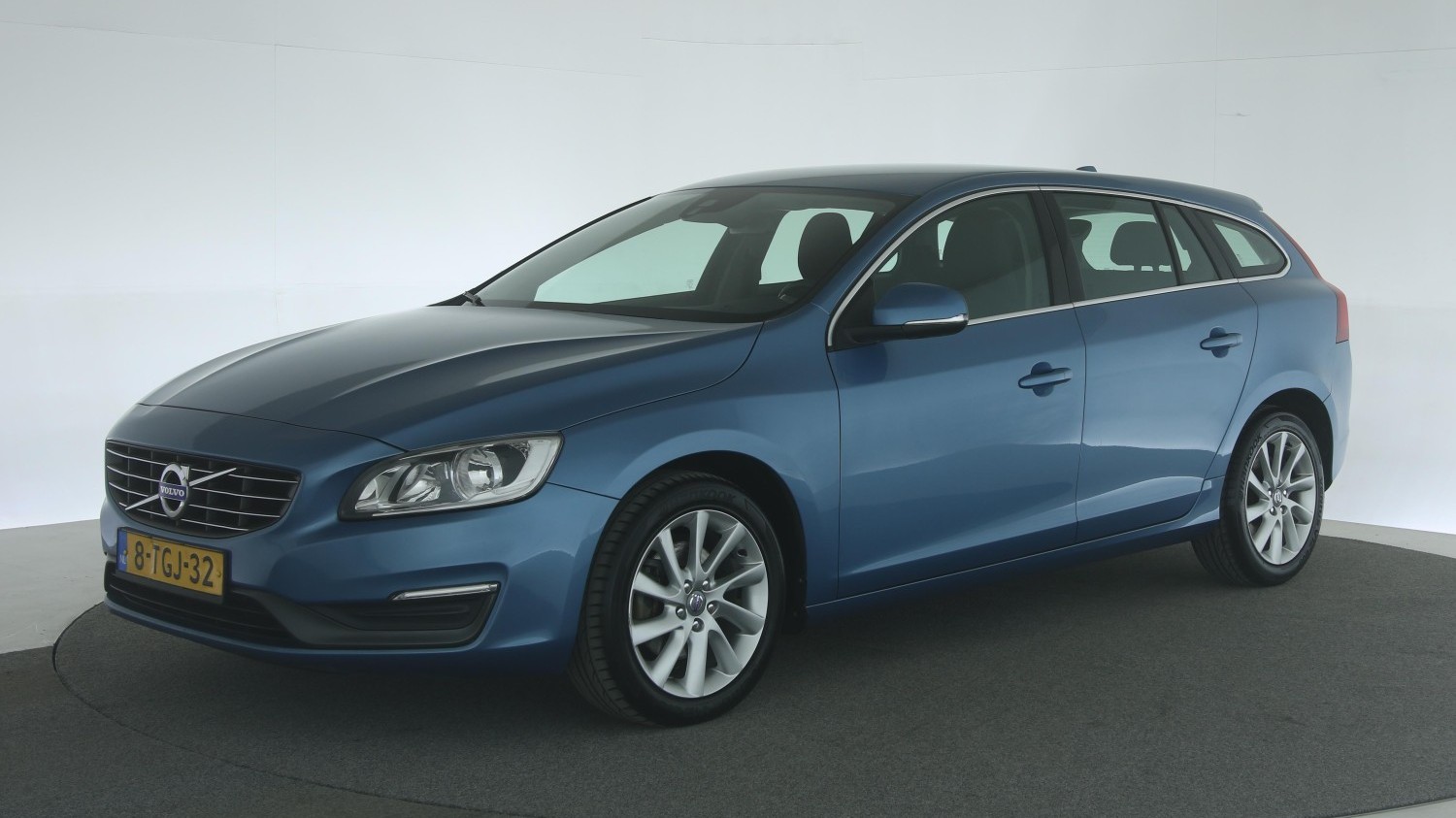 Volvo V60 Station 2014 8-TGJ-32 1