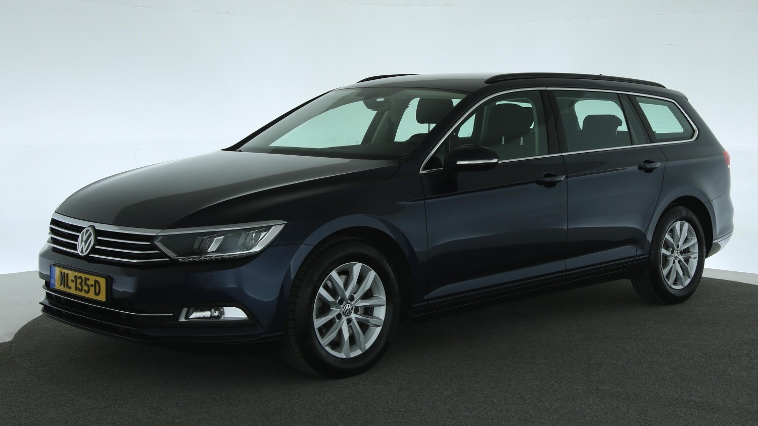 Volkswagen Passat Station 2017 NL-135-D 1
