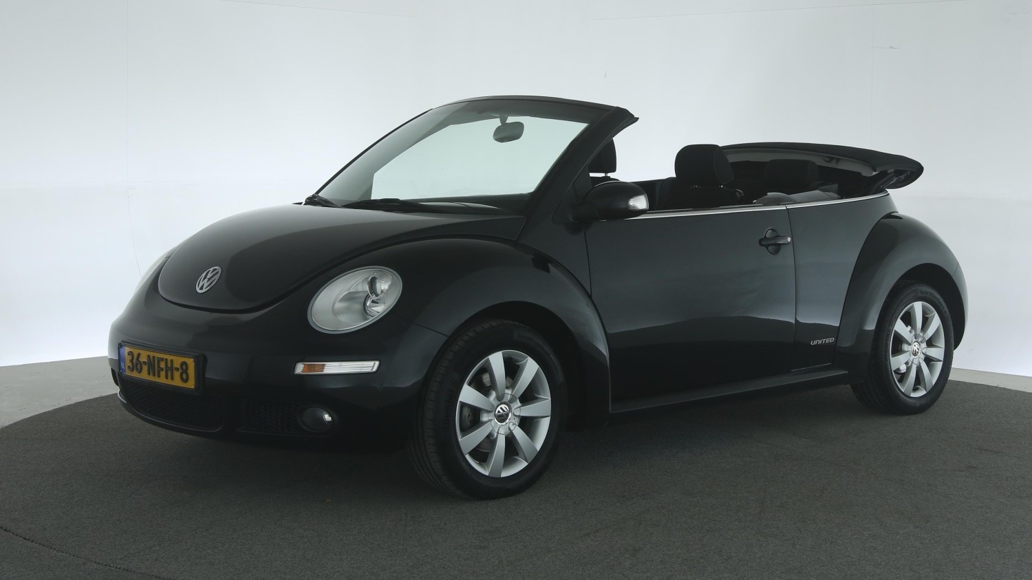 Volkswagen New Beetle Cabriolet 2009 36-NFH-8 1