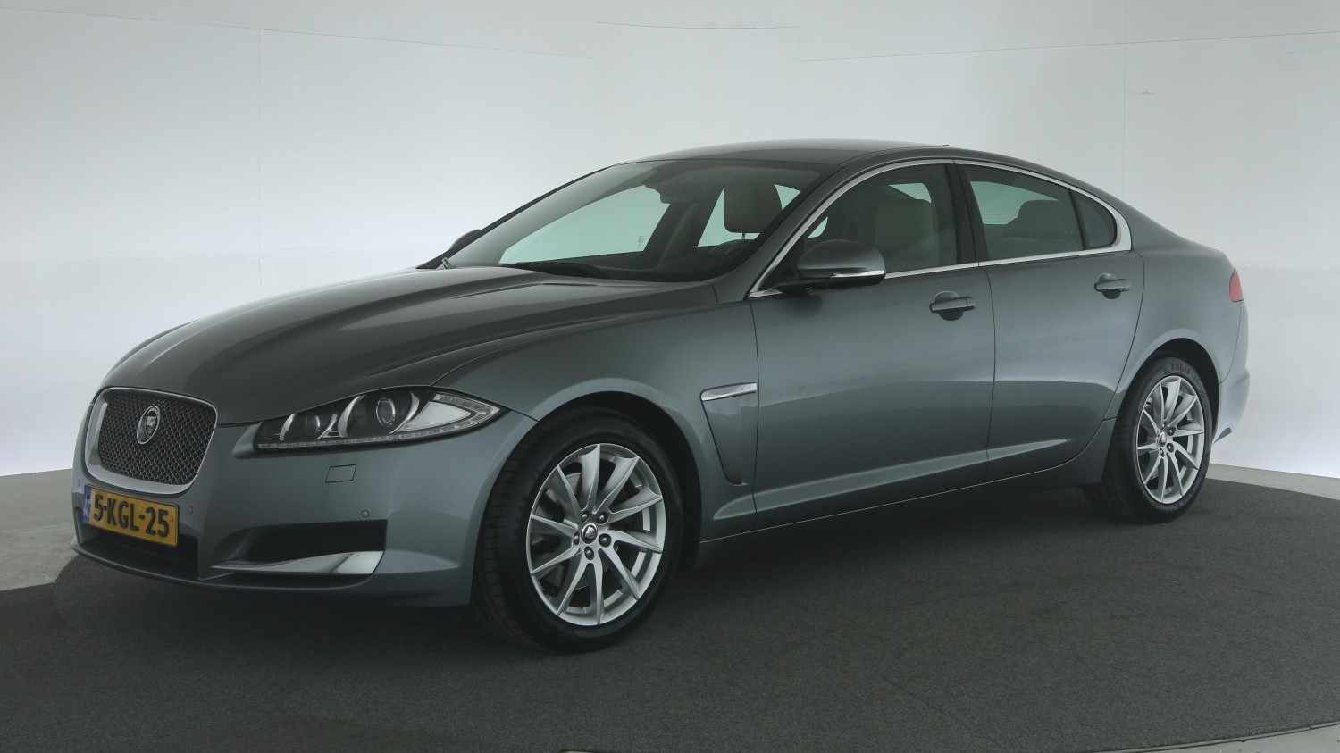 Jaguar XF Sedan 2013 5-KGL-25 1