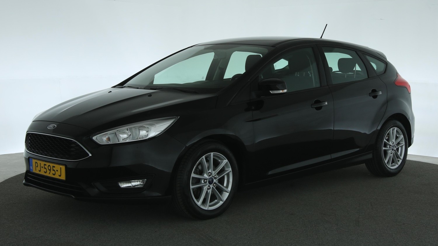 Ford Focus Hatchback 2017 PJ-595-J 1