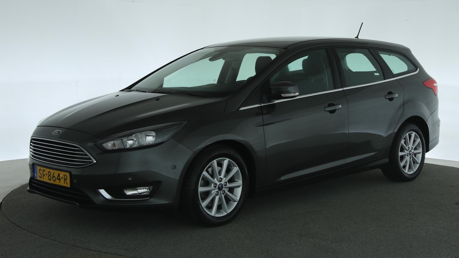 Ford Focus Station 2018 SF-864-R 1