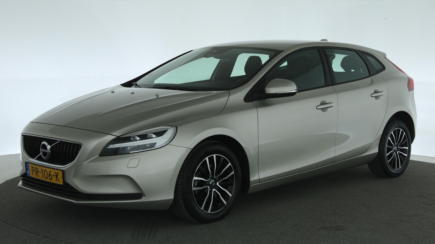 Volvo V40 Hatchback 2017 PR-106-K 1