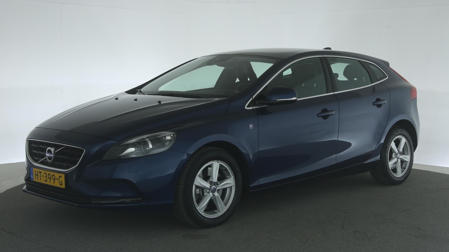 Volvo V40 Hatchback 2016 HT-399-G 1
