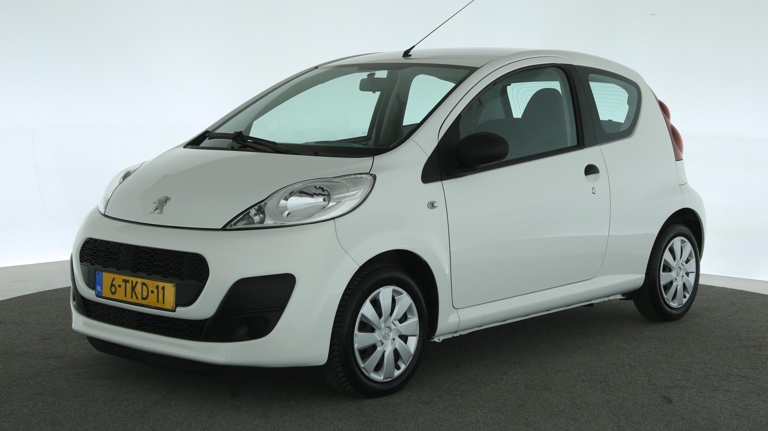 Peugeot 107 Hatchback 2014 6-TKD-11 1