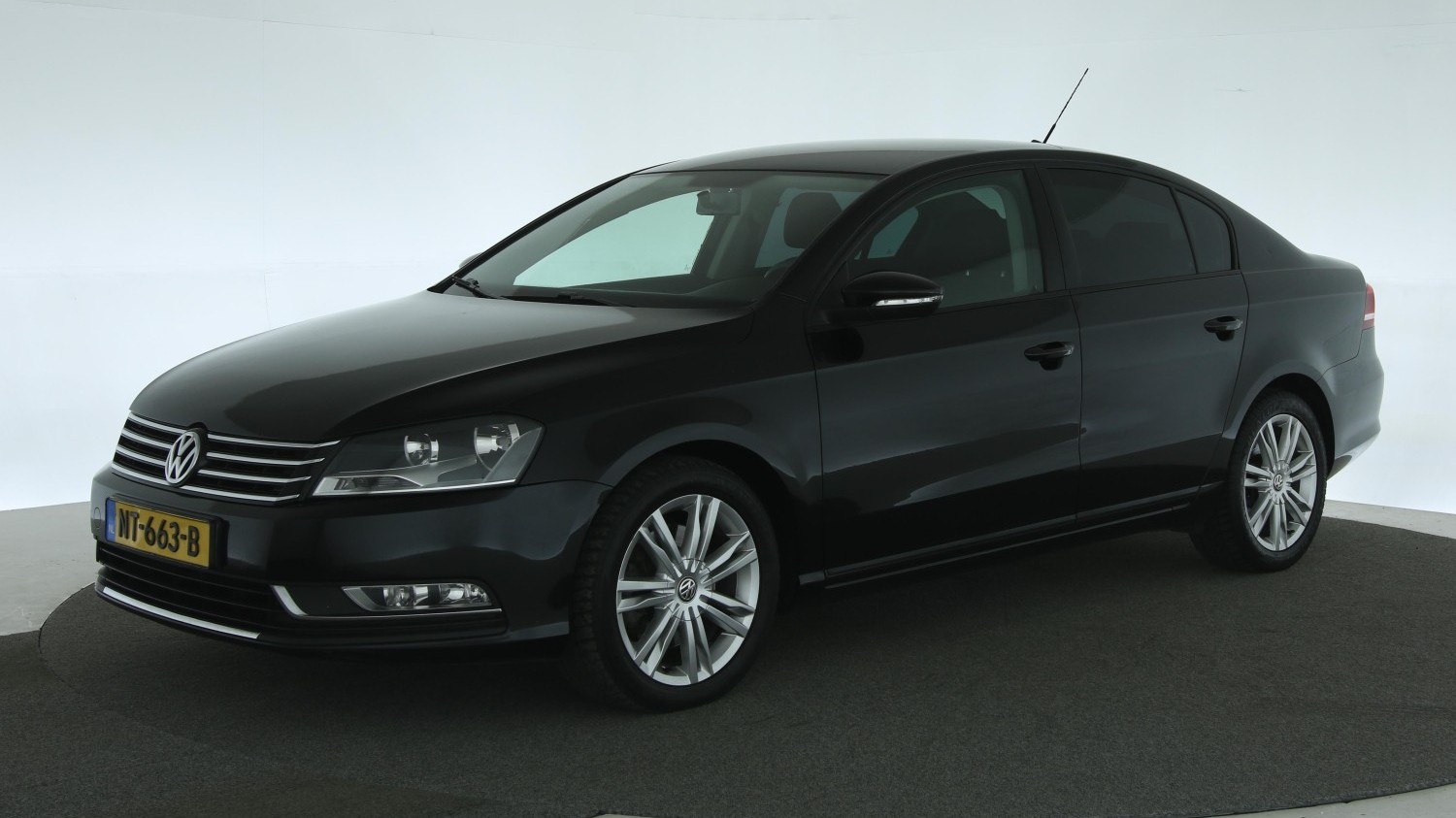 Volkswagen Passat Sedan 2013 NT-663-B 1