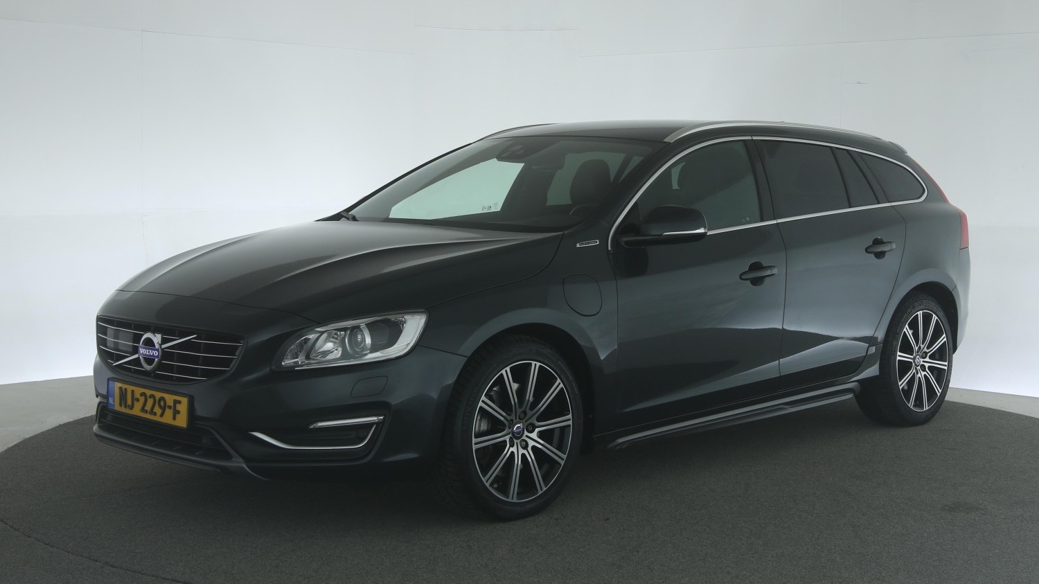 Volvo V60 Station 2015 NJ-229-F 1