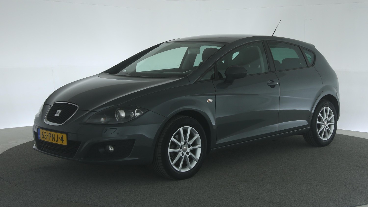 Seat Leon Hatchback 2011 63-PNJ-4 1