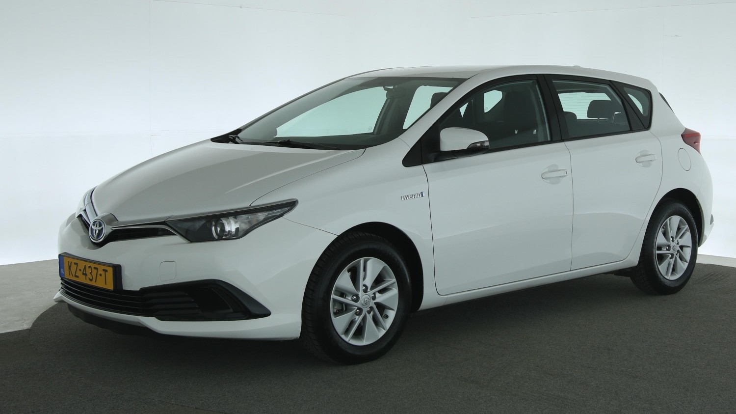 Toyota Auris Hatchback 2017 KZ-437-T 1