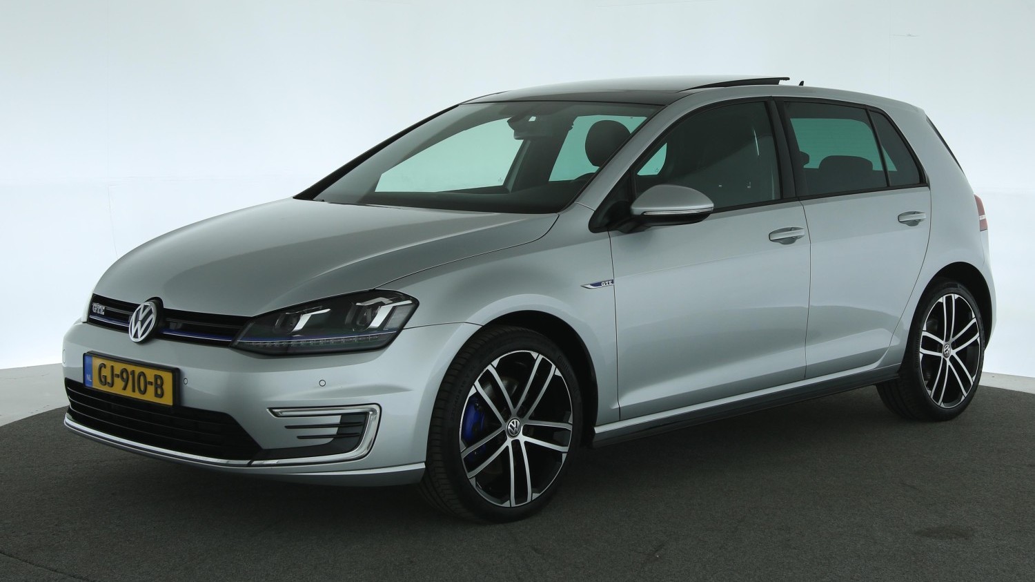 Volkswagen Golf Hatchback 2015 GJ-910-B 1