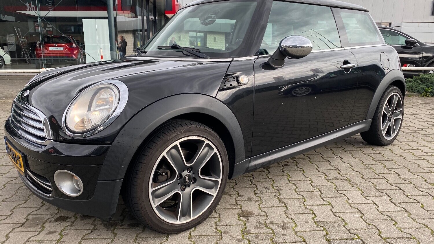 Mini Cooper Hatchback 2010 XR-583-S 1