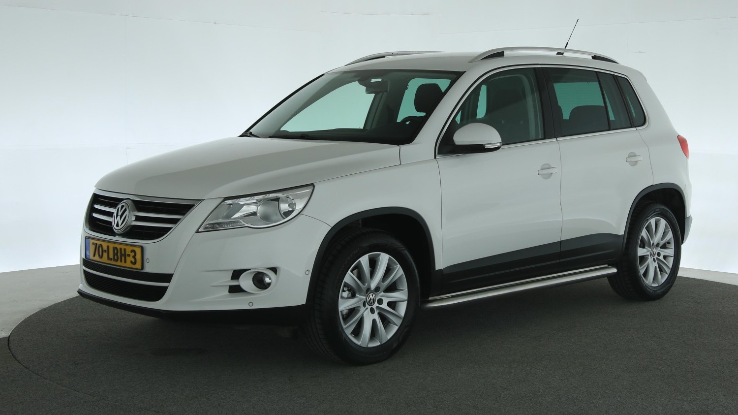 Volkswagen Tiguan MPV 2010 70-LBH-3 1