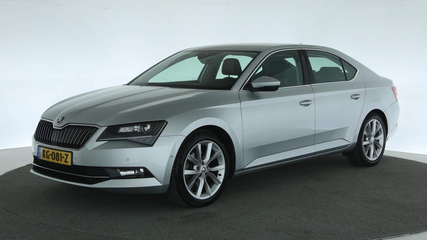 Skoda Superb Hatchback 2016 KG-081-Z 1