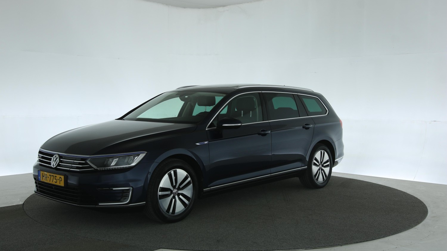 Volkswagen Passat Station 2015 HR-775-P 1