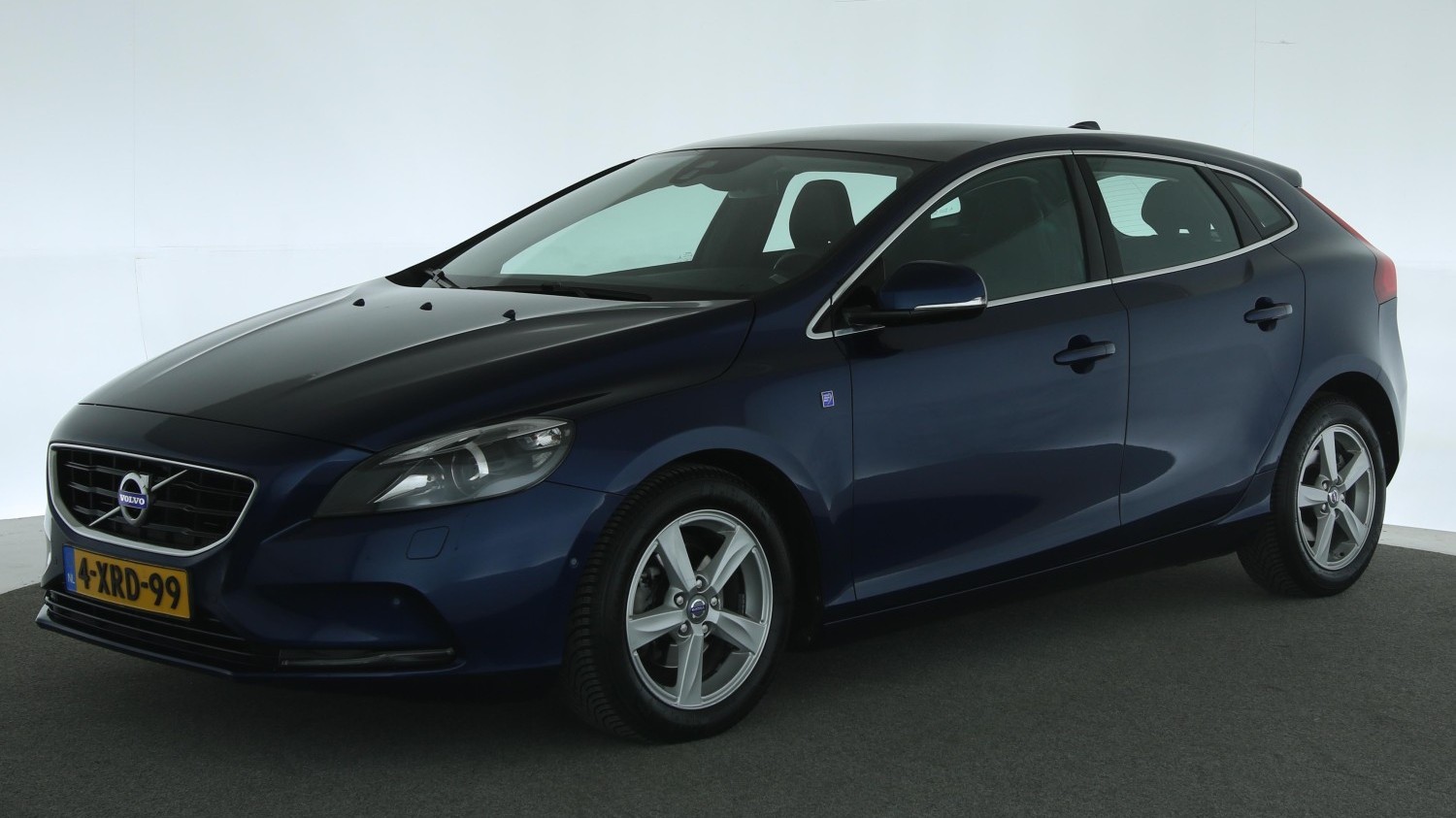 Volvo V40 Hatchback 2014 4-XRD-99 1