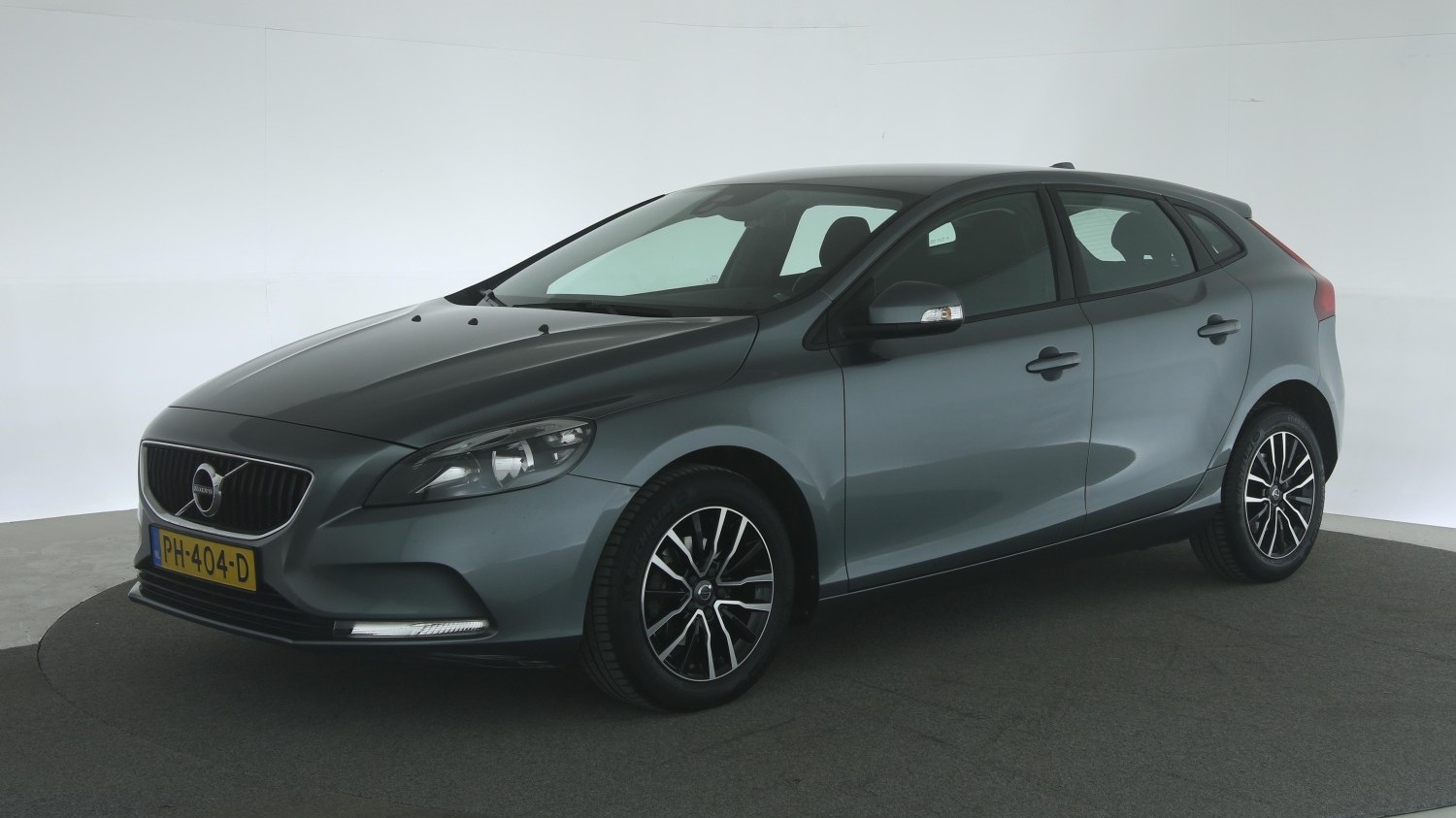 Volvo V40 Hatchback 2016 PH-404-D 1