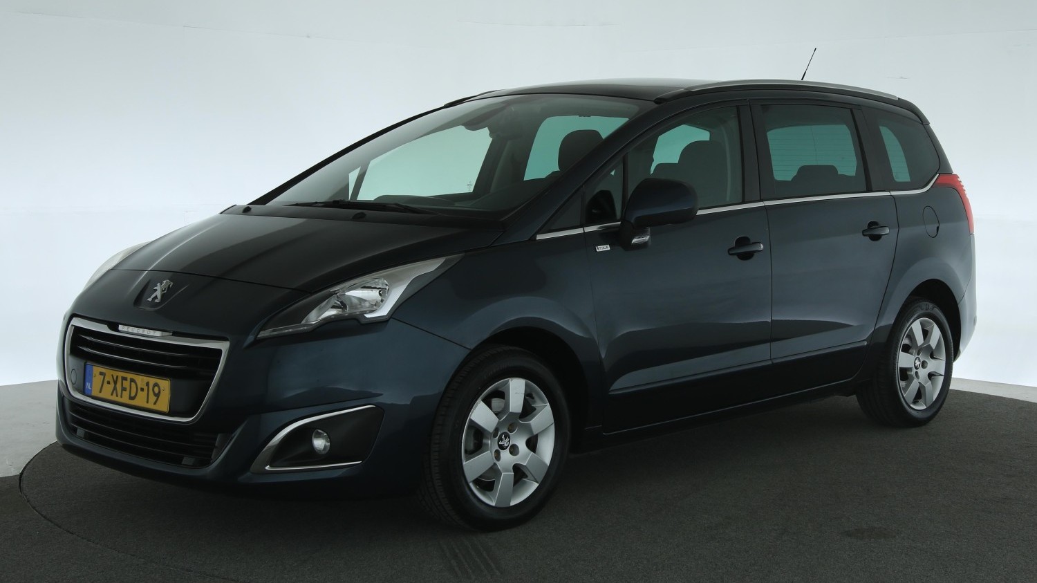 Peugeot 5008 MPV 2014 7-XFD-19 1