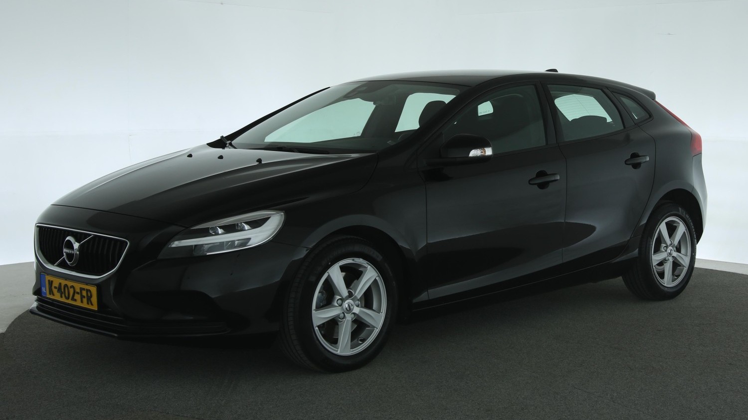 Volvo V40 Hatchback 2018 K-402-FR 1